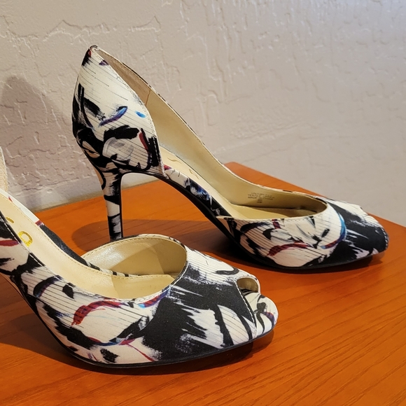 White and Black Heels - Picture 1 of 5